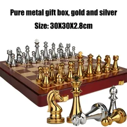 Schachspiele Schachspiele mit Schachmetallstücken Holzschachbrett Geschenkbox mit luxuriösen Dekorationen Innendekorationsstücke Größe 30X30X2,8 231215