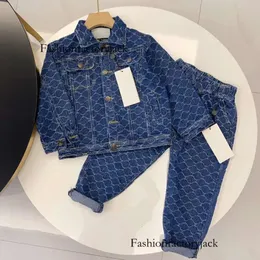 Designer barndräkter flickor pojkar jeans ytterkläder män kvinnor mode klassiska jumpsuit shorts baby byxor ytterkläder