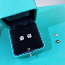 Klassiska enkla 4 Claws Designer Diamond Earrings Single Zirconia Diamond Desinger örhängen Rostfritt stål Studörar för flickor Sweet Fashion Earring Stud