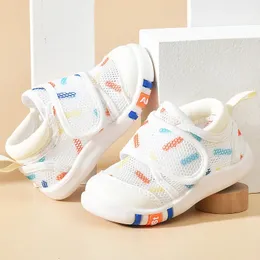 Sapatos lisos sapatos de bebê menino meninas verão respirável malha de ar criança andando moda oco sola macia sandálias infantis primeiros caminhantes 231216