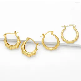 Hoopörhängen Flola Polish Gold Plated Bamboo tjocka bågar för kvinnor koppar c form geometriska huggie trendiga smycken ersv66