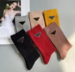 Calcetines de tubo medio triangular Pra de diseñador de Cachemira para otoño e invierno, calcetín de algodón suave y cálido informal para mujer