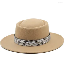 Basker 7cm breda brim diamanttillbehör hatt damer elegant retro stil brittisk ull jazz höst och vinter fast färg panama