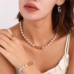 Nyaste lyxdesigner Pearl Armband Elegant Fashion 18K Gold Plated V Letters Womens Halsbandörhängen och ring utsökta smycken Set Tillbehör med varumärkeslåda