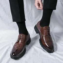 Туфли среднего класса из микрофибры Деловая деловая одежда Острая кожа Мужские резные носилки Sapato Social Masculino