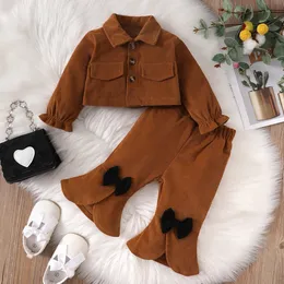 Kläderuppsättningar 0 2 -åriga Born Baby Girls Autumn and Winter Brown Long Sleeved Cardigan Lapel Jacket Bow Pants Fashion Suit 231218