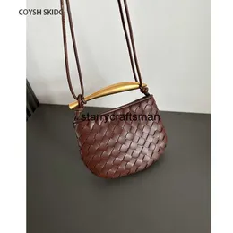 Bolsas de corpo cruzado Bolsas de couro de designer Botte Venetas 2024 Premium Nicho Design Pure Hand Woven Bag Mulheres Couro Sardinha Textura Shake Sound Popular HBK7