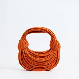 デザイナーの手織りの革のイブニングクラッチ：本物の革、フレンチエレガンス、幾何学的ミニマリズム、ヌードルバッグ - 独占カジュアルハンドバッグシックブラックオレンジ