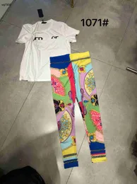 Marka Kadınlar Terzi Tasarımcı Giyim Kadınlar İçin Yaz İki Parça Seti Moda Graffiti Baskı Uzun Kollu Kız Tişörtlü Bayanlar Günlük Pantolonlar Aralık 18 Aralık