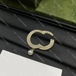 Stylowe broszki projektanta liter Pearl złote szpilki kobiety płaszcza Sweter Broothes Biżuteria