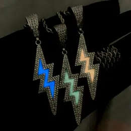 Nytt vitrosa blå lysande emalj Fluorescens Lightning Charm Pendant Necklace With Rope Chain Hip Hop Women Män Full asfalterad 5A Cubic Zirconia Daily Gift Jewelry