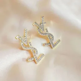 Orecchini a bottone con lettera dell'alfabeto in cristallo austriaco placcato oro 18 carati per le donne Orecchini di design popolari europei Orecchini di lusso come regalo di gioielli
