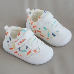 Flatskor barnskor för flickor pojkar vår sommar andas mesh född baby första vandrare antislip mjuk ensam spädbarn småbarn sneakers 231218