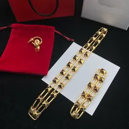 Vintage V-Letter Diamond-halsband för kvinnor och män Fyrkantig halskedja med smidig ihålig mässingskedja Klavikulärt halsbandsarmband Set Design Smycken