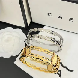 Mulheres jóias designer pulseira estilo oco pulseira punk punho largo 18k banhado a ouro design marca de luxo seleção personalizada