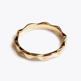 Band Rings Irregular Wave Pleated Plain Ring Women's Fashion Personality Minimalist Design Small Elegant Temperament Cold Style Ring 231218
