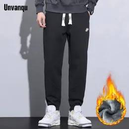 Herrbyxor unvanqu vinter knittied tyg fleece varma casual män arbetar mode tjocka korea mångsidiga joggare lastbyxor man 231218