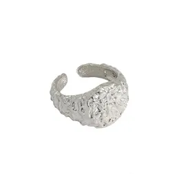 Bröllopsringar ins nischdesign Geometrisk oregelbundenhet Hammer Texture Circular Plain Ring S925 Sterling Silver Open Ring Female 231218