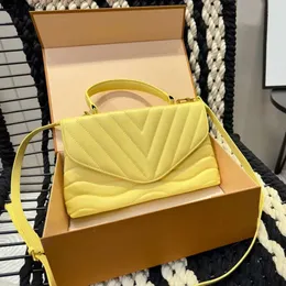 2024 Tasarımcı Omuz Crossbody Tote Akşam Debriyajı Posta E bir araya gelme şekli kapitone Manyetik Kilit M21797 Pürüzsüz Deri 02 Çanta