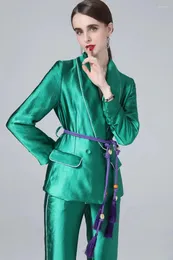 レディースツーピースパンツグリーンジャケットの女性スーツセットブレザーズボンレディース2ピース光沢のあるサテンショールカラーとベルトダブル