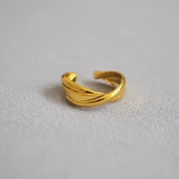 Bandringe aus Gold, minimalistischer Kreuzwickel-offener Ring im Metallic-Stil, Messing vergoldet, Ins. 231218