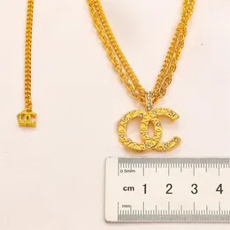 Collar de diseño de lujo Chapado en oro de 18 quilates Marca Collares de acero inoxidable Gargantilla Cadena Letra de cristal Colgante Moda para mujer Boda 264c
