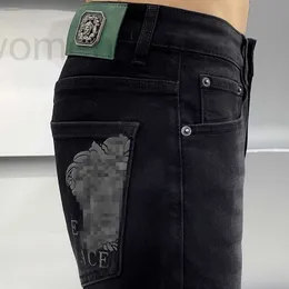 Jeans firmati da uomo Jeans, cotone elasticizzato da uomo, versione coreana, vestibilità slim, abbigliamento nero europeo di fascia alta, stampa Medusa MR5G