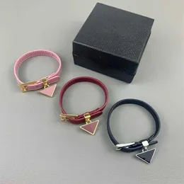 Charme Bracelets Mode Triangle cuir bracelets porte-bonheur dames vache véritable cuirs ceinture Triangles conception Bracelet Punk Hip Hop J325N