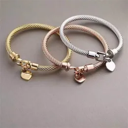 Love Heart Armband för Womens Designer Armband Titanium Steel Cable Wire Bangle Plated Gold Silver Rose Gold Charm Hook Luxury Armband Classical SMYELTY ZB112