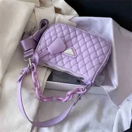 2024 Nya designer kvinnors crossbody axel röd liten stil lila armhåla messenger väska