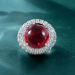 Pierścionki ślubne 925 Silver Plain Flat Bottom Red Corundum 15 mm Diamond European i amerykański luksusowy pierścionek z pełnym diamentem 231218