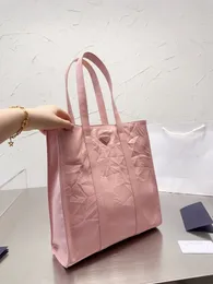 Bästa kvalitet 7a designer tygväska shopping väska äkta läder handgjorda rynkad effekt metall triangel logotyp stor kapacitet vardags väska mode hangbag