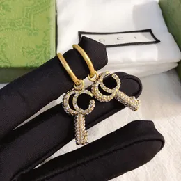 Studörhängen Vintage Leather Charm utsökta kvinnors eleganta lådförpackningsklipp Butikstil Designer smycken guldpläterade örhängen