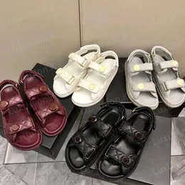 Moda feminina sandálias chinelos verão sapatos de praia couro acolchoado botões caviar luxo corrente dourada menina chinelos cristal sapatos casuais 35-42