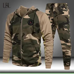 Tute da uomo 2 pezzi Set Tuta da uomo Felpa con cappuccio Pantaloni Pullover Felpa con cappuccio Abbigliamento sportivo Completo da uomo Camouflage Joggers Abbigliamento invernale 231219