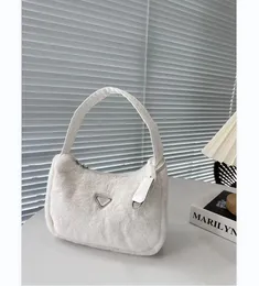 حقيبة الإبط المشعرة للنساء الأزياء الأزياء أكياس الكتف أكياس Lambswool Crossbody Messenger Bags سلسلة مصممة فاخرة المحافظ