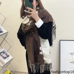 冬のスカーフデザイナーショールズ女性のカシミアユニセックススカーフソフトタッチウォームコート二重糸染色プロセスシンプルプレーンカラー非常に雰囲気
