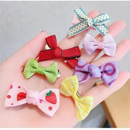 Odzież dla psów 10pcs/zestaw modny w stylu koreański motyl pet hairpin ze stali nierdzewnej Duckbill Beauty Sair Spins do szczeniąt zapasów kotów