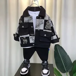 Kurtki chłopcy wiosna i jesienne płaszcz 2023 Baby Cool Cartoon Denim Kurtka Dzieci S NECK TOP Odzież 231218