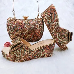 Sapatos de vestido QSGFC Design Italiano Casamento Mulheres Sapato e Bolsa Set Cor Dourada Senhoras Inferno Bom Preço Sandália Nigeriana para Festa