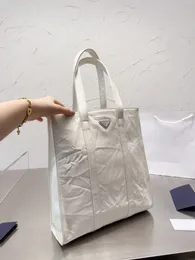 Borsa di design 7A Borsa tote Borsa per la spesa Vera pelle Fatta a mano effetto stropicciato Logo triangolare in metallo Borsa per tutti i giorni di grande capacità Hangbag alla moda