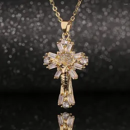 Naszyjniki wiszące Diayalo luksusowe bagietki cyrkon Chrystus Jezus zmartwychwstanie krucyfix krzyżowy łańcuch obojczyka dla kobiet dar biżuterii