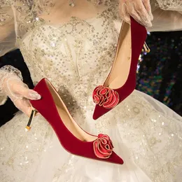 Sukienka buty 2023 Masowy jedwabny kwiat drobny wysokie obcas ślubne czerwone szampanowe obcasy nachylenie spiczasty palce ślub