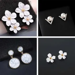 Dangle Kroonluchter Nieuwe Koreaanse Fashion Dangle Oorbellen voor Vrouwen Witte Bloem Drop Oorbellen pendientes Nieuwjaar Gift Mode Oor Sieraden aretesL231219