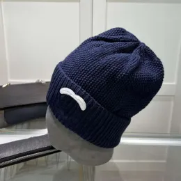 Cappello di design di lusso versione alta Cappello lavorato a maglia popolare Nuovo prodotto Tessuto ad alta elasticità Combinazione di colori classica Nero Moda Autunno e inverno caldo