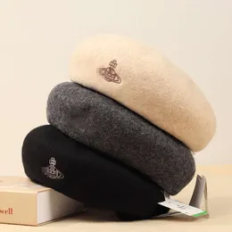 디자이너 Viviene Westwoods Cap Viviennewestwood Big Head Beret Pure Wool Hat Saturn West Empress Dowager 자수 단색 여성을위한 다양한 따뜻한 베레모