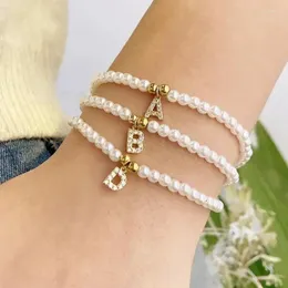 Bracelets de charme 5pcs mode zircon initiales perles bracelet perlé en acier inoxydable 26 lettre initiale perle coquille pour les femmes