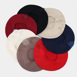 Berets Four Seasons Woman Hats Boina czapki do żeńskiej bawełny poliester 56-58 cm haftowe kwiaty dekoracyjne diamenty eleganckie