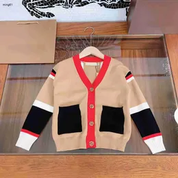 Cardigan cardigan per bambini designer di marca Maglione per bambini con decorazione tasca a contrasto Prodotti primaverili Taglia 100150 CM Giacca lavorata a maglia con scollo a V Aug30