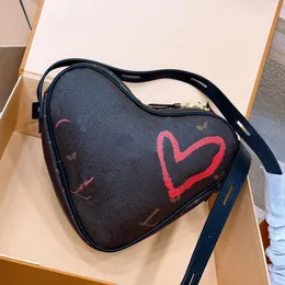 مصمم العلامة التجارية الفرنسية الشهيرة حقائب الكتف الأزياء الأزياء باريس الفنية سلسلة رجعية مقاطع سيدة كروسوديس 9A حقيبة جلدية حقيقية كبيرة على شكل قلب كيس القلب